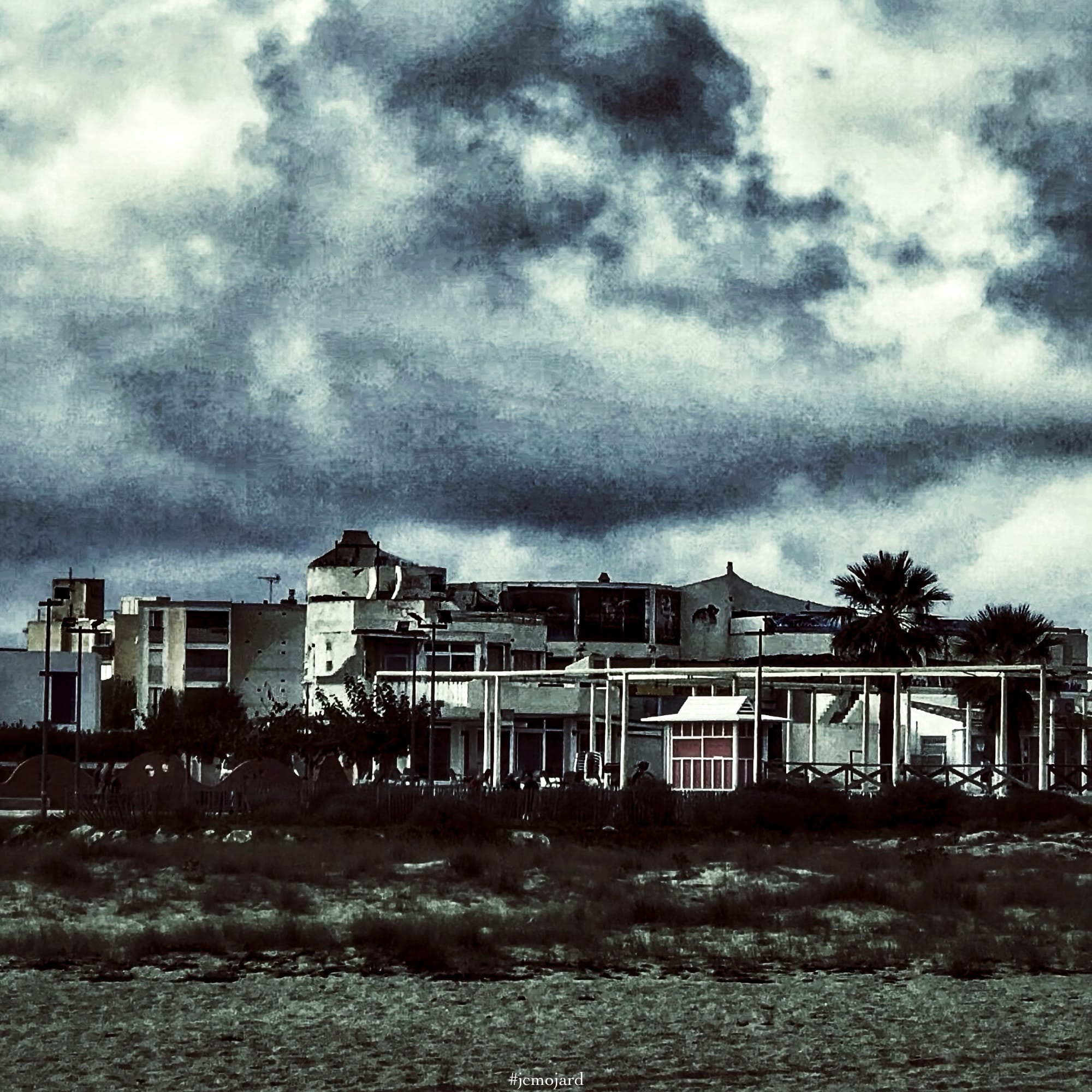 Le Kyklos, vue du complexe abandonné à Port Leucate, grand bâtiment en ruine en bord de plage.