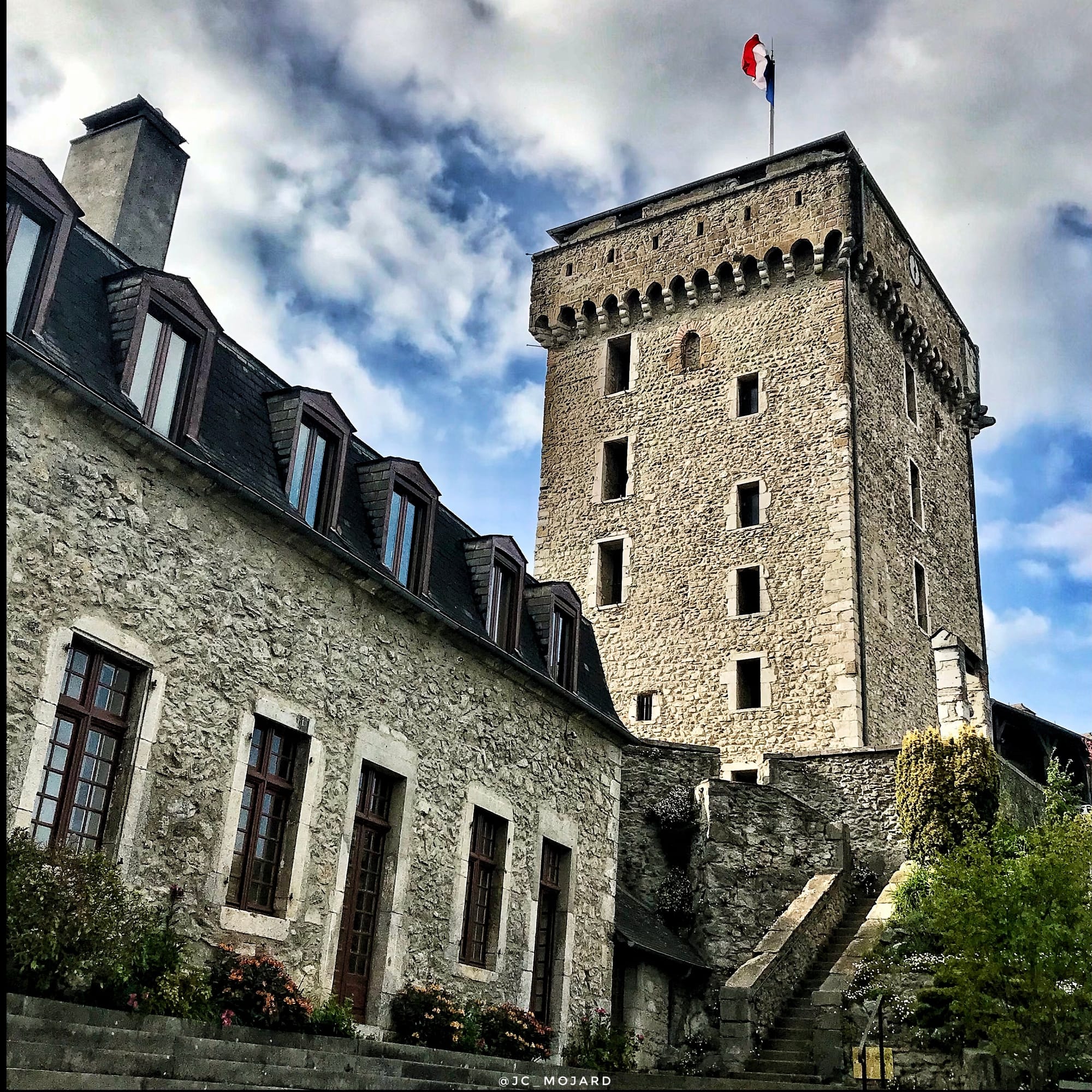 Donjon et dépendances du château de Lourdes.