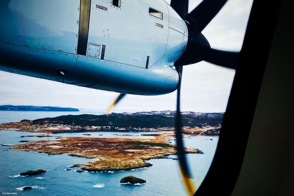 Vue de l'archipel de Saint-Pierre-et-Miquelon par le hublot d'un ATR